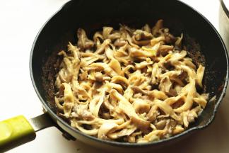 锅底留一部分虾油，均匀扑进去蘑菇鸡蛋液。