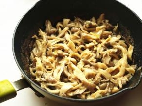 锅底留一部分虾油，均匀扑进去蘑菇鸡蛋液。