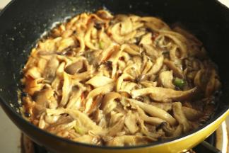 小火加热，加热的同时用铲子按平，让饼变得比较平整一些。