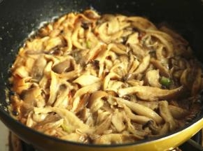 小火加热，加热的同时用铲子按平，让饼变得比较平整一些。