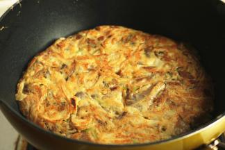 等饼凝固之后，反过来煎反面，来回翻两次，煎至两面金黄就可以了。