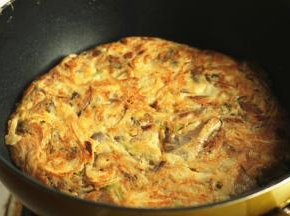 等饼凝固之后，反过来煎反面，来回翻两次，煎至两面金黄就可以了。