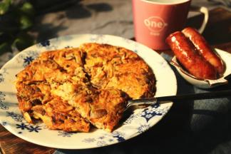 一杯豆浆两根香肠，满足的早餐。