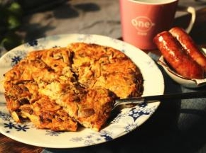 一杯豆浆两根香肠，满足的早餐。