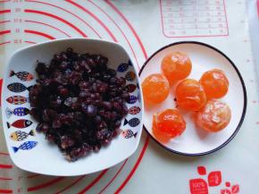 准备馅料，蛋黄用白酒或食用油腌制10分钟，蛋黄最好买新鲜的鸭蛋自己剥。或者让店员帮忙剥好。