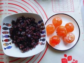 准备馅料，蛋黄用白酒或食用油腌制10分钟，蛋黄最好买新鲜的鸭蛋自己剥。或者让店员帮忙剥好。