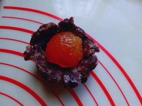 蜜豆包上蛋黄，揉圆就可以了，依次完成。