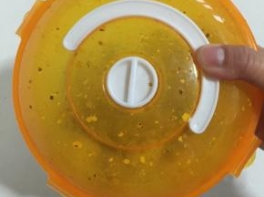 盖上盖子，使劲儿的摇晃1分钟左右！这样就很轻松的把鹌鹑蛋的皮剥离出来了！
