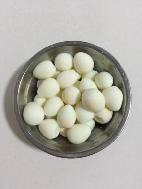 把鹌鹑蛋一个一个的剥出来，洗净沥干水分备用！

