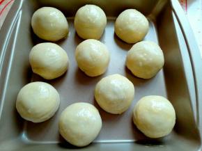 全部包的蛋黄酥，放入烤盘，刷上一层蛋液，可以反复多刷几遍。(我烤盘是不粘的，如果家里的不是这种，要铺上一张油纸)