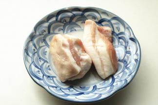 准备好五花肉，最好选择瘦一点的，我从冰箱里翻出来的，有点肥。