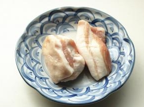 准备好五花肉，最好选择瘦一点的，我从冰箱里翻出来的，有点肥。