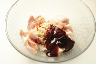 五花肉片和姜末加蚝油和韩式辣酱，如果不吃辣也可以换成不辣的豆瓣酱。