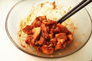 拌匀后腌制10分钟。早上时间太紧，我就直接开始煎了。