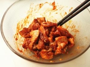 拌匀后腌制10分钟。早上时间太紧，我就直接开始煎了。