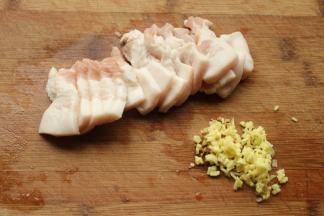 五花肉切成片，姜切末。