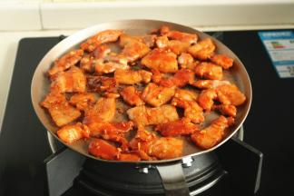 不放油，摆上所有的五花肉，中小火煎。