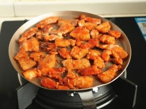 不放油，摆上所有的五花肉，中小火煎。