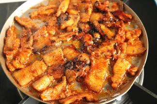 煎一会之后，会出很多油，翻面继续煎，两面微焦就可以。会出很多油，可以用来炒个青菜啥的，或者烙个饼也行。