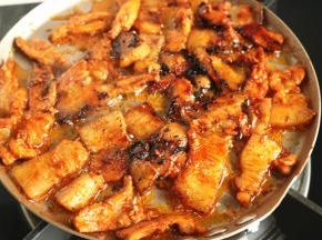 煎一会之后，会出很多油，翻面继续煎，两面微焦就可以。会出很多油，可以用来炒个青菜啥的，或者烙个饼也行。