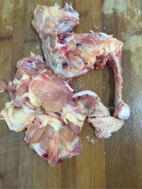鸡腿用小刀把鸡肉剔除来！（要注意安全哦，千万别伤着手了！）

