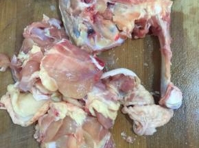 鸡腿用小刀把鸡肉剔除来！（要注意安全哦，千万别伤着手了！）

