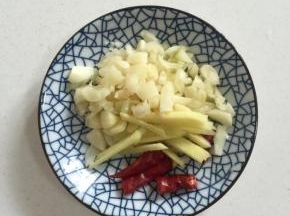 蒜瓣剥皮剁碎，生姜削皮切成丝，干辣椒炒成段儿备用！

