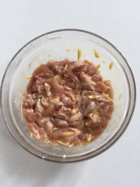 鸡肉切成薄片，加入玉米淀粉，蛋清，生姜丝，香油，味极鲜酱油搅拌均匀，提前腌制10分钟左右！

