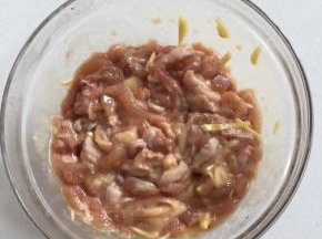 鸡肉切成薄片，加入玉米淀粉，蛋清，生姜丝，香油，味极鲜酱油搅拌均匀，提前腌制10分钟左右！

