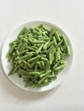 豇豆去除头尾，清洗干净后切成段儿备用！
