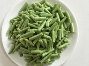 豇豆去除头尾，清洗干净后切成段儿备用！
