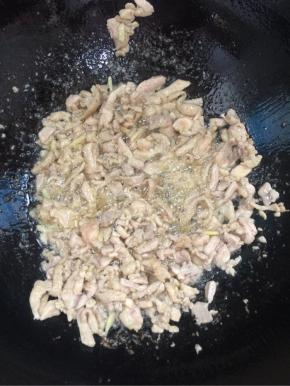 锅烧热倒入适量的油，放入腌制好的鸡肉快速爆炒至鸡肉变色盛出沥干油分备用！

