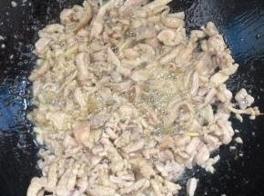 锅烧热倒入适量的油，放入腌制好的鸡肉快速爆炒至鸡肉变色盛出沥干油分备用！

