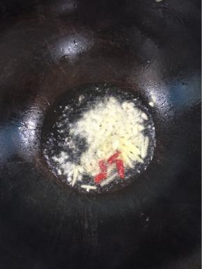 锅清洗干净后烧热倒入适量的油，放入生姜，蒜瓣，干辣椒爆香！

