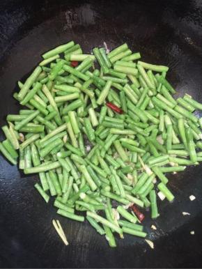 放入切好的豇豆翻炒均匀至断生！
