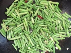 放入切好的豇豆翻炒均匀至断生！
