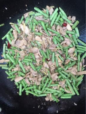 加入刚刚盛起来的鸡肉翻炒均匀！

