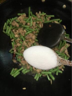 加入一勺盐翻炒均匀！



