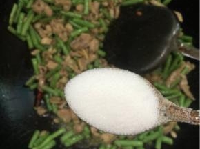 加入一勺盐翻炒均匀！



