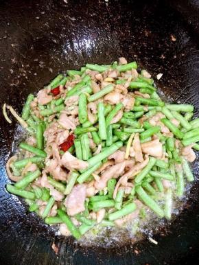 起锅前加入适量的鸡精翻炒均匀即可！