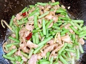 起锅前加入适量的鸡精翻炒均匀即可！