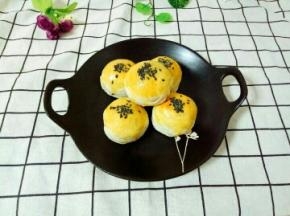 烤好后戴上隔热手套取出烤盘，装入盘中，冷后即可食用。