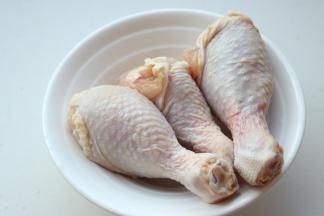 鸡腿洗净。