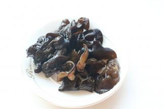 木耳提前泡发洗净。