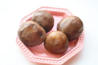 香菇也洗净，去掉老蒂。