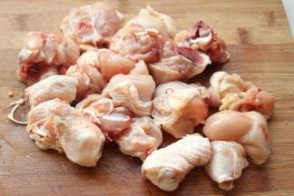 鸡腿切成小块。