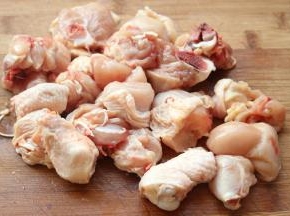 鸡腿切成小块。