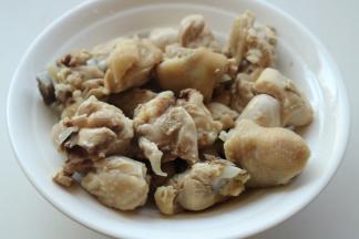 煮好的鸡块洗净浮沫待用。