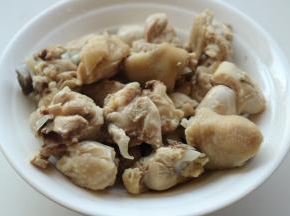 煮好的鸡块洗净浮沫待用。