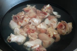 锅内加水，冷水下入鸡块，烧开后再煮3分钟左右。